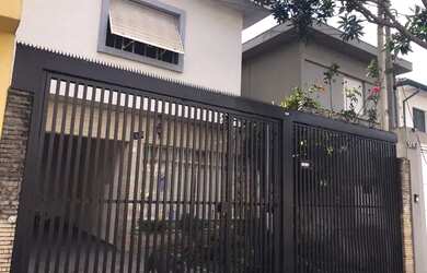 Imagem: A casa possui 3 Dormitórios, 3 Banheiros, 2 Vagas na garagem