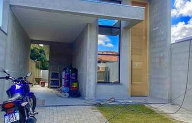 Imagem: A casa possui 3 Dormitórios, 2 Banheiros, 2 Vagas na garagem