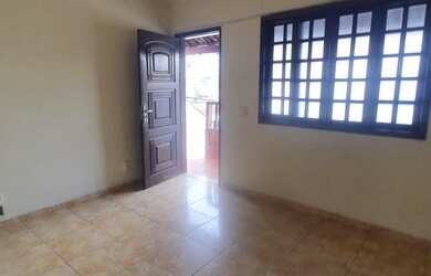 Imagem: A casa possui 3 Dormitórios e 1 Banheiro e está localizado