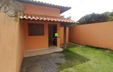 Imagem: A casa possui 3 Dormitórios, 2 Banheiros, 2 Vagas na garagem