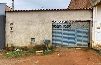 Imagem: A casa possui 3 Dormitórios, 2 Banheiros, 2 Vagas na garagem