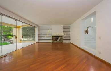 Imagem: A casa possui 4 Dormitórios, 4 Banheiros, 5 Vagas na garagem