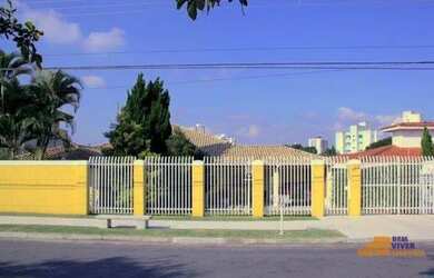 Imagem: A casa possui 4 Dormitórios, 3 Banheiros, 5 Vagas na garagem