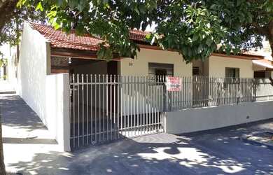 Imagem: A casa possui 3 Dormitórios, 3 Banheiros, 3 Vagas na garagem