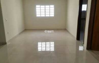 Imagem: A casa possui 3 Dormitórios, 3 Banheiros, 2 Vagas na garagem