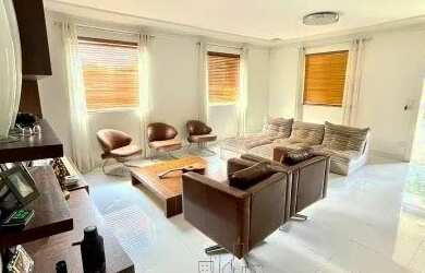 Imagem: A casa possui 4 Dormitórios, 5 Banheiros, 4 Vagas na garagem