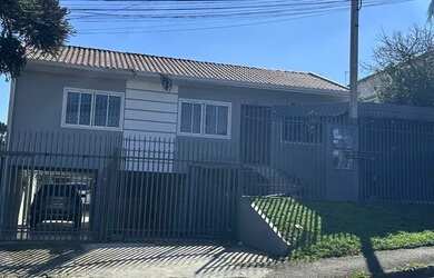 Imagem: A casa possui 4 Dormitórios, 3 Banheiros, 3 Vagas na garagem