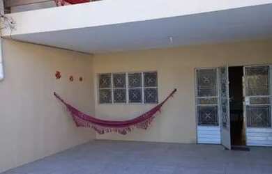 Imagem: A casa possui 3 Dormitórios, 2 Banheiros, 2 Vagas na garagem