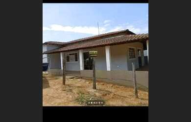 Imagem: A casa possui 3 Dormitórios, 1 Banheiro, 2 Vagas na garagem