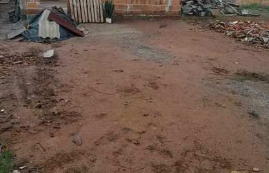 Imagem: A casa possui 3 Dormitórios, 1 Banheiro e está localizado