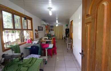 Imagem: A casa possui 3 Dormitórios, 2 Banheiros, 2 Vagas na garagem