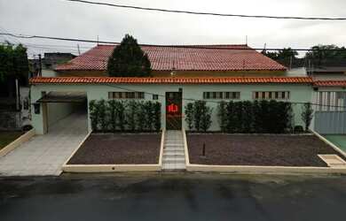 Imagem: A casa possui 4 Dormitórios, 4 Vagas na garagem e 367m² de