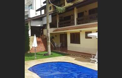 Imagem: A casa em condomínio possui 5 Dormitórios, 5 Banheiros, 5