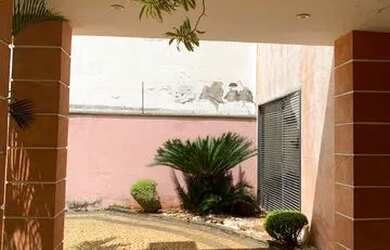 Imagem: A casa possui 4 Dormitórios, 2 Banheiros, 5 Vagas na garagem