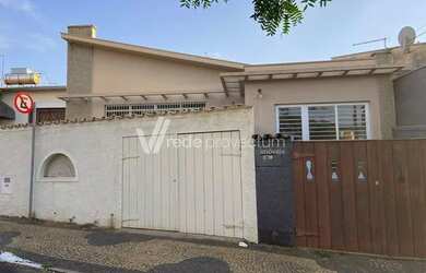 Imagem: A casa possui 3 Dormitórios, 4 Banheiros, 3 Vagas na garagem