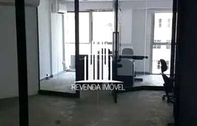 Imagem: O depósito possui 4 Vagas na garagem, 90m² de Área e está