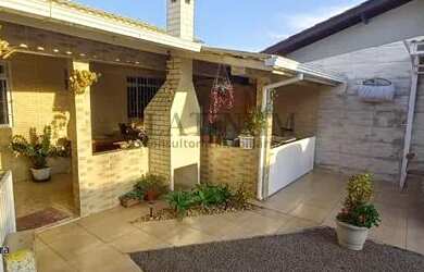 Imagem: A casa possui 3 Dormitórios, 2 Banheiros, 2 Vagas na garagem