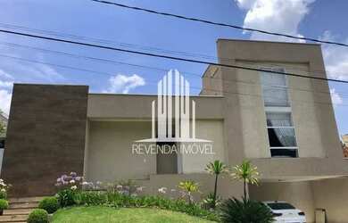 Imagem: A casa possui 3 Dormitórios, 5 Banheiros, 4 Vagas na garagem