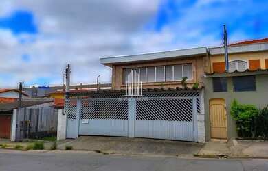 Imagem: A casa possui 3 Dormitórios, 3 Banheiros, 3 Vagas na garagem