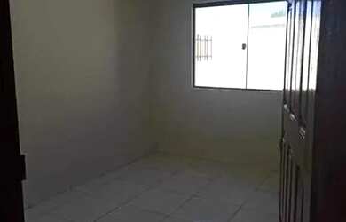Imagem: A casa possui 2 Dormitórios, 1 Banheiro, 1 Vaga na garagem