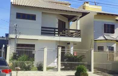 Imagem: A casa possui 4 Dormitórios, 3 Banheiros, 1 Vaga na garagem