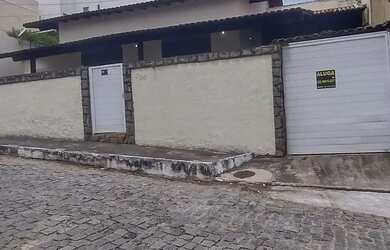 Imagem: A casa possui 3 Dormitórios, 3 Banheiros, 1 Vaga na garagem