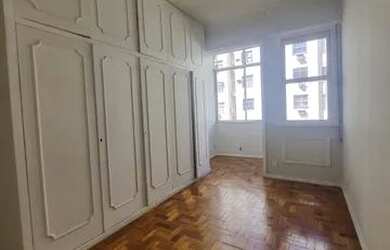 Imagem: O apartamento possui 3 Dormitórios, 1 Banheiro, 1 Vaga na garagem