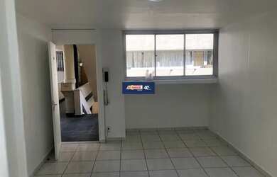 Imagem: O apartamento possui 3 Dormitórios, 1 Banheiro, 1 Vaga na garagem