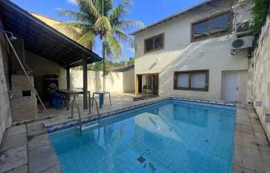 Imagem: A casa em condomínio possui 4 Dormitórios, 4 Banheiros, 2