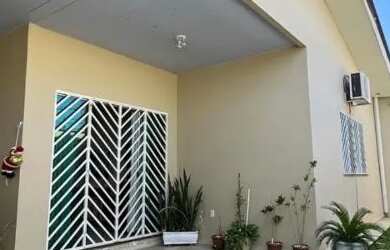 Imagem: A casa possui 3 Dormitórios, 4 Banheiros, 2 Vagas na garagem