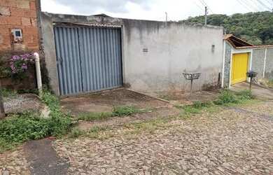 Imagem: A casa possui 2 Dormitórios, 1 Banheiro, 2 Vagas na garagem