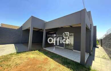 Imagem: A casa possui 3 Dormitórios, 2 Banheiros, 4 Vagas na garagem