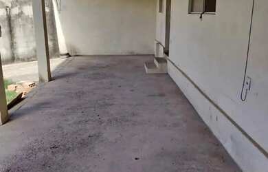 Imagem: A casa possui 3 Dormitórios, 1 Banheiro, 2 Vagas na garagem