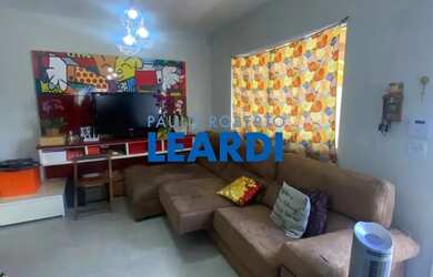 Imagem: A casa possui 2 Dormitórios, 3 Banheiros, 2 Vagas na garagem