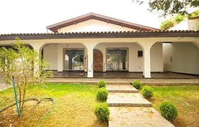 Imagem: A casa possui 4 Dormitórios, 2 Banheiros, 5 Vagas na garagem