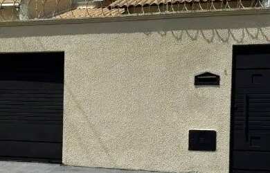 Imagem: A casa possui 3 Dormitórios, 2 Banheiros, 3 Vagas na garagem