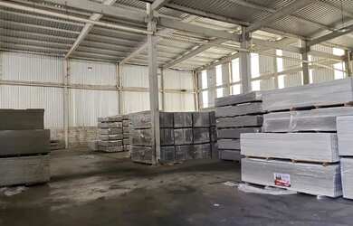 Imagem: O depósito possui 5 Vagas na garagem e 1200m² de Área e está