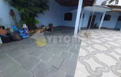 Imagem: A casa possui 3 Dormitórios, 1 Banheiro, 4 Vagas na garagem