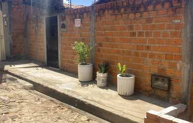 Imagem: A casa possui 3 Dormitórios e 1 Banheiro e está localizado