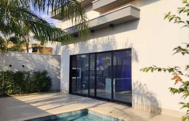 Imagem: A casa em condomínio possui 3 Dormitórios, 3 Banheiros, 2