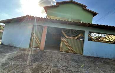 Imagem: A casa possui 4 Dormitórios, 3 Banheiros, 4 Vagas na garagem