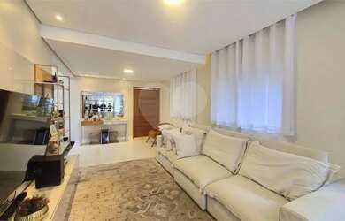 Imagem: A casa possui 4 Dormitórios, 5 Banheiros, 4 Vagas na garagem