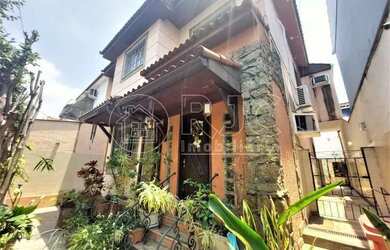 Imagem: A casa possui 4 Dormitórios, 5 Banheiros, 2 Vagas na garagem