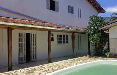 Imagem: A casa possui 4 Dormitórios, 5 Banheiros, 1 Vaga na garagem