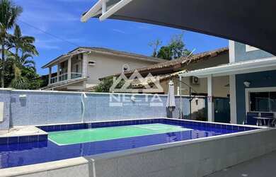 Imagem: A casa possui 4 Dormitórios, 3 Banheiros, 1 Vaga na garagem