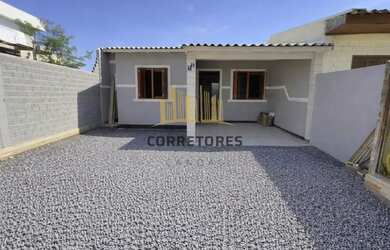 Imagem: A casa possui 3 Dormitórios, 1 Banheiro, 2 Vagas na garagem