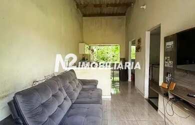 Imagem: A casa possui 3 Dormitórios, 1 Banheiro, 2 Vagas na garagem