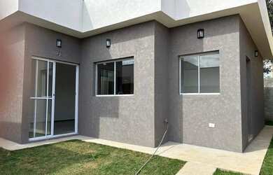 Imagem: A casa possui 3 Dormitórios, 2 Banheiros, 1 Vaga na garagem