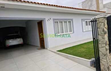 Imagem: A casa possui 3 Dormitórios, 2 Banheiros, 2 Vagas na garagem