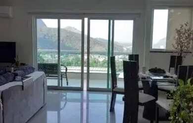 Imagem: A casa possui 4 Dormitórios, 5 Banheiros, 3 Vagas na garagem